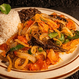 Bistec Encebollado (Lunch)